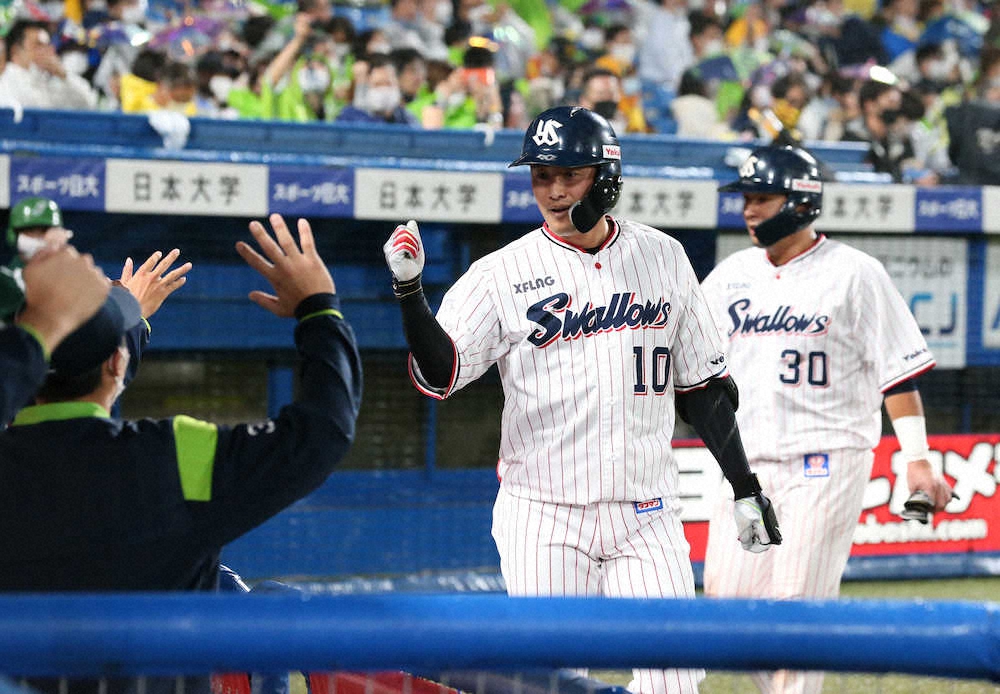 【画像・写真】ヤクルト　代打・荒木がバスターの構えから1号「全員がビックリ」