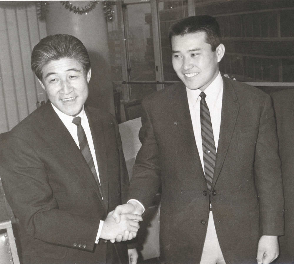 65年、阪急への入団が決まった長池（右）とガッチリ握手する西本監督