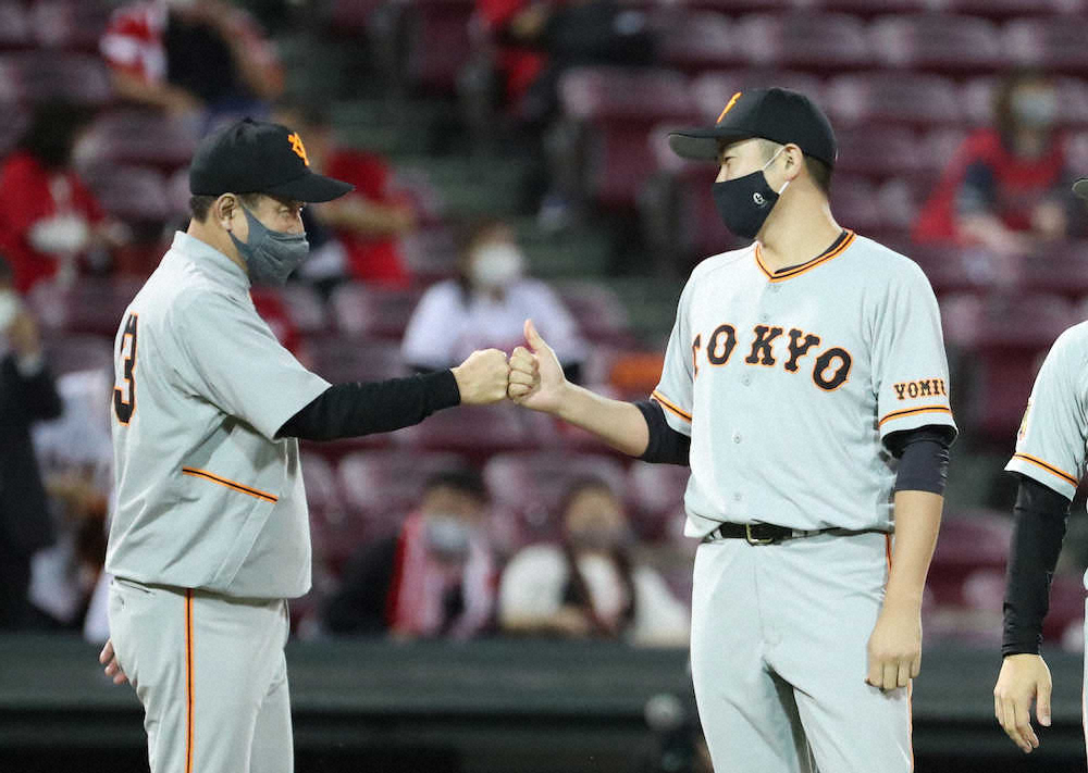 【画像・写真】＜広・巨＞開幕から12連勝し原監督（左）とグータッチする菅野（撮影・奥　調）