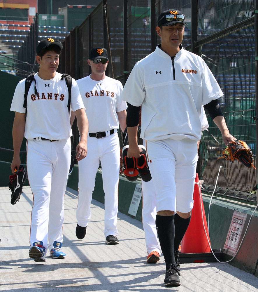 【画像・写真】19年5月、練習での一枚。（左から）菅野、クック、岩隈
