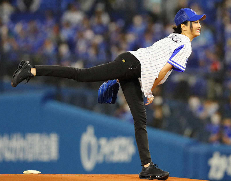 【画像・写真】＜D・ヤ＞試合前、始球式を行う菜々緒（撮影・会津　智海）