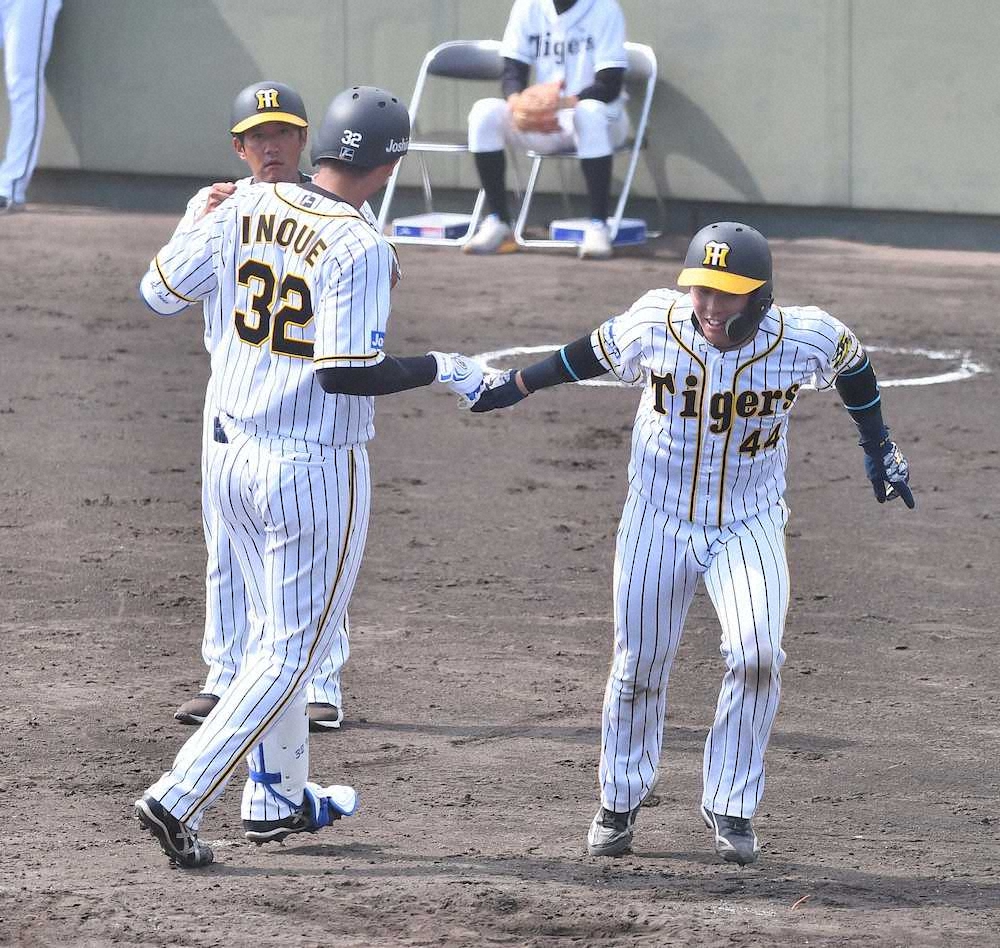 3回裏阪神2死二塁、同点2点本塁打を放った井上広大（左）をグータッチで出迎える梅野隆太郎＝2020年9月29日、鳴尾浜球場