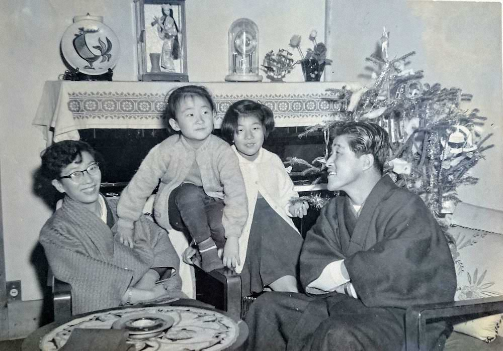 東京・和泉の自宅でくつろぐ西本幸雄氏の家族。左から妻・和子さん、次女・都さん、長女・由実さん。大毎監督に就任した1959年11月ごろとみられる＝遺族提供＝