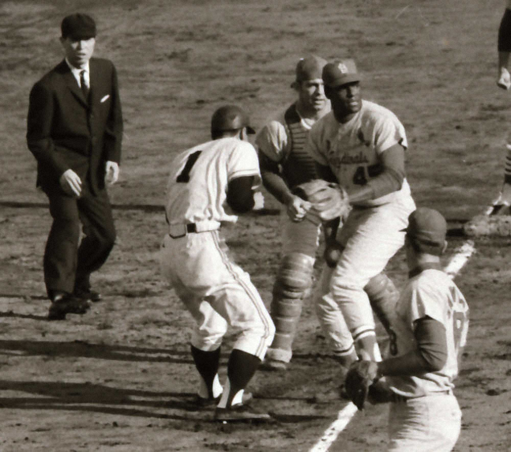 1968年日米野球第一戦　1回裏1死一、三塁、末次のスクイズを空振りして三走・王（中央左）を三本間で挟殺。中央右がボブ・ギブソンさん