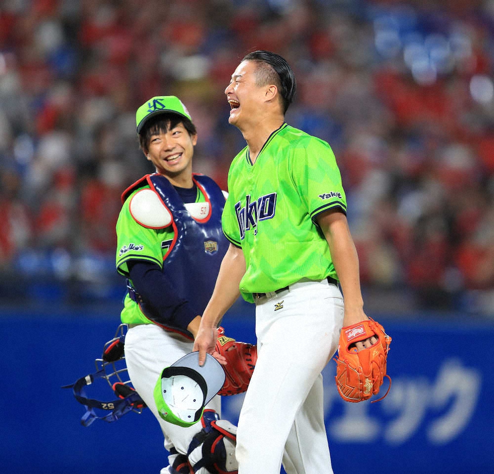 ヤ 広 ファーストピッチセレモニーを終え笑顔のティモンディ 前田 左 と高岸 撮影 白鳥 佳樹 スポニチ Sponichi Annex 野球