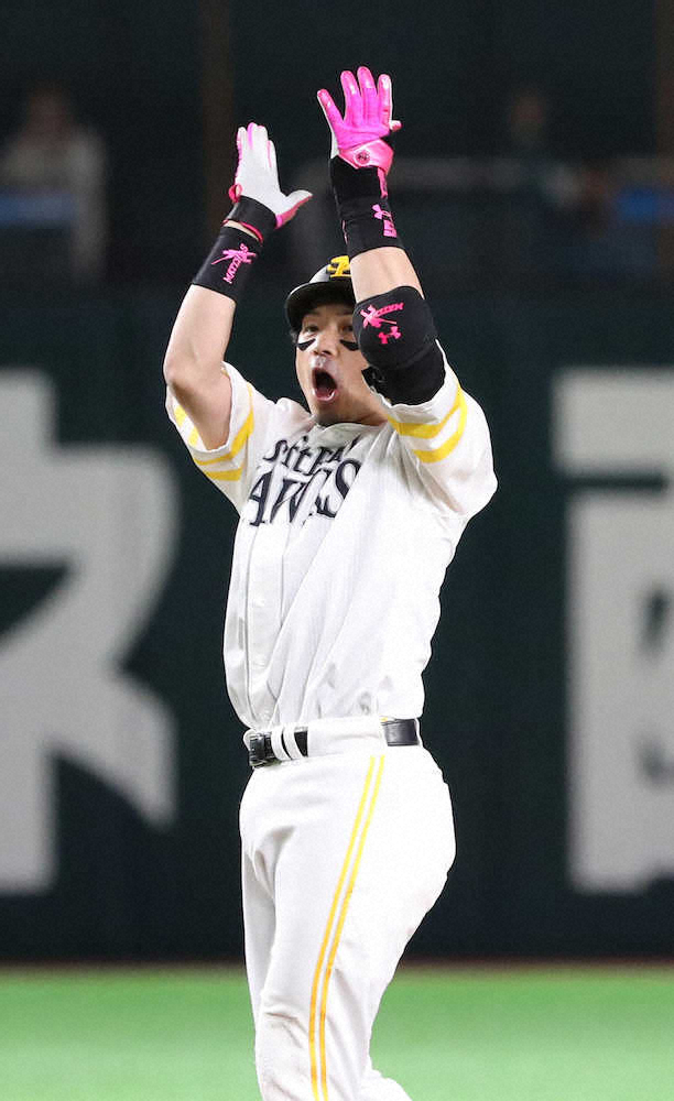 ＜ソ・ロ＞2回1死一塁、左翼線に適時二塁打を放った松田宣は塁上で喜ぶ（撮影・中村　達也）