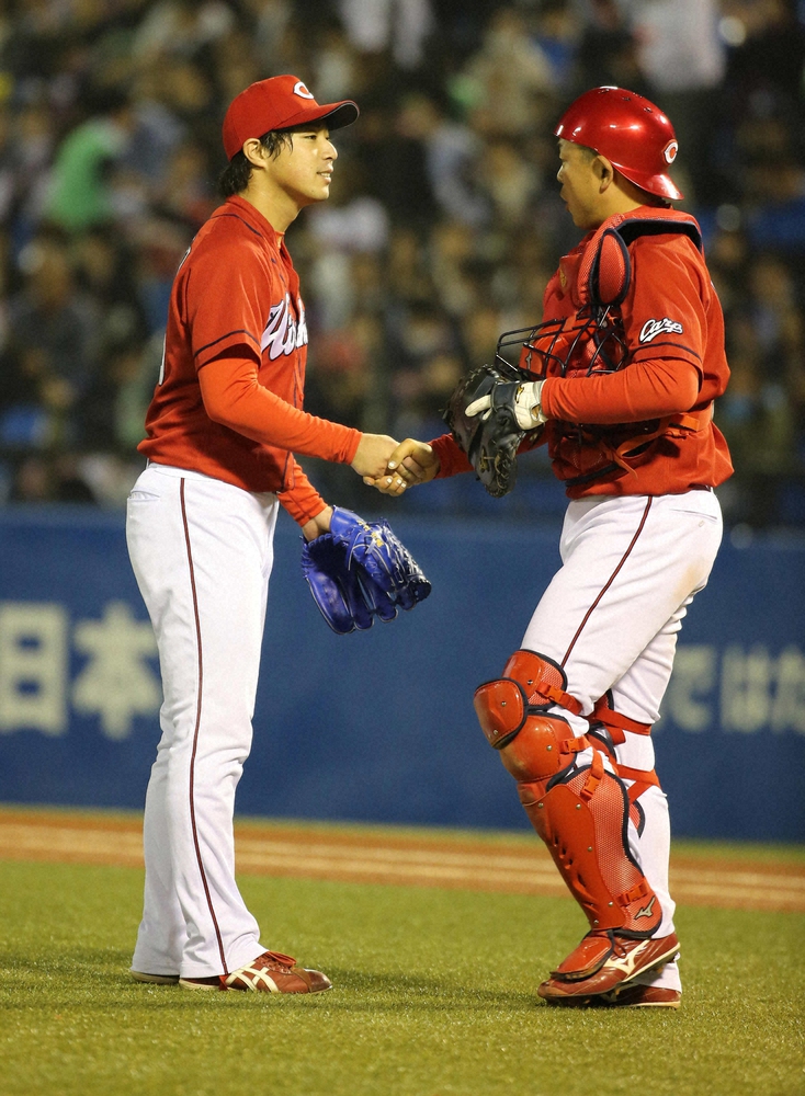 【画像・写真】広島投手陣　引退発表の“女房”石原慶に感謝　助言が野村「新人王にも最多勝にもつながった」