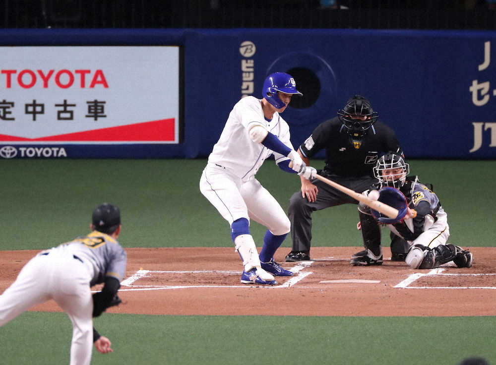 ＜中・神＞　初回無死一塁、京田は左翼線二塁打を放つを放つ　（撮影・平嶋　理子）