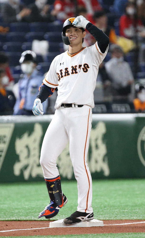 【画像・写真】今季初先発の高橋、巨人投手として5年ぶりの3ベース放ち、自ら勝ち越し　Gベンチ＆ファン、大盛り上がり