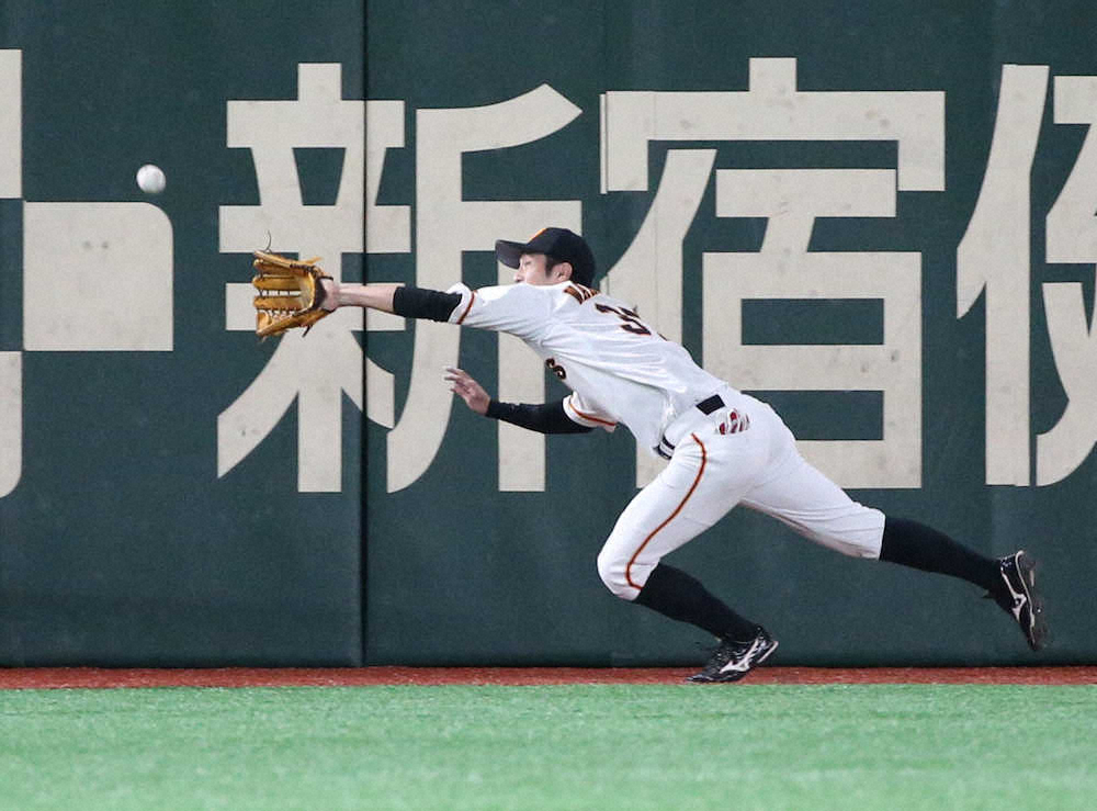 【画像・写真】これぞプロ！東京ドームで両軍が美技連発、スタンド騒然　若林横っ飛び　タナキクも躍動