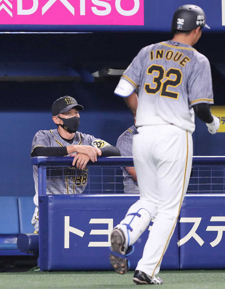 【画像・写真】阪神・矢野監督　井上に厳命「将来本塁打王は獲るけど、凡打後の走塁もすごい選手になれ」