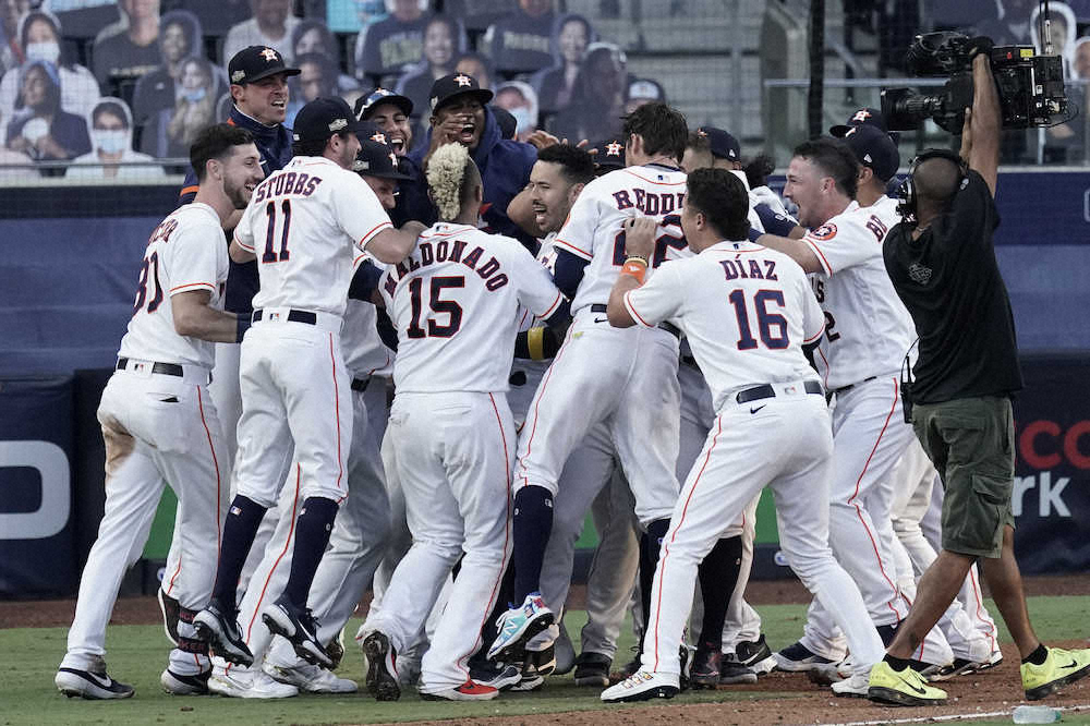 【画像・写真】＜アストロズ・レイズ＞9回、サヨナラ本塁打のコレアを迎えるアストロズナイン（AP）