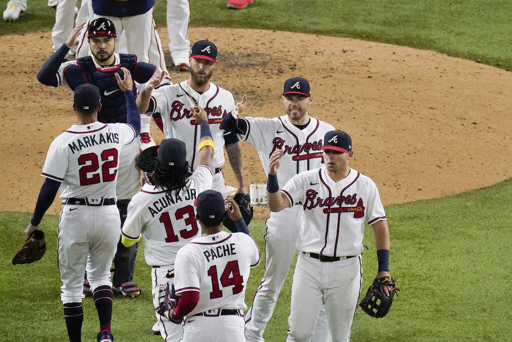 【画像・写真】ドジャースに勝利し喜ぶブレーブスナイン（AP）