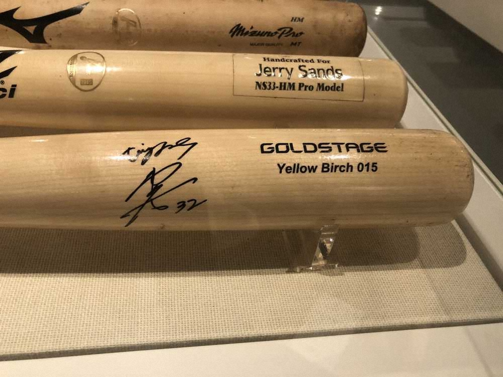 【画像・写真】阪神・井上　プロ初安打から一夜明け「あの声援は一生忘れられない」　バットなど歴史館に展示