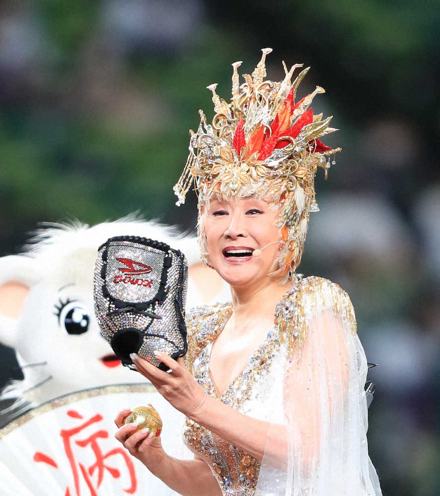 【画像・写真】“ラスボス”小林幸子　西武―オリックス戦に始球式降臨も…えっ、投手交代!?