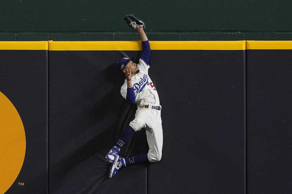 【画像・写真】ドジャース・ベッツ　2試合連続スーパーキャッチ！4年連続ゴールドグラブ賞の実力発揮
