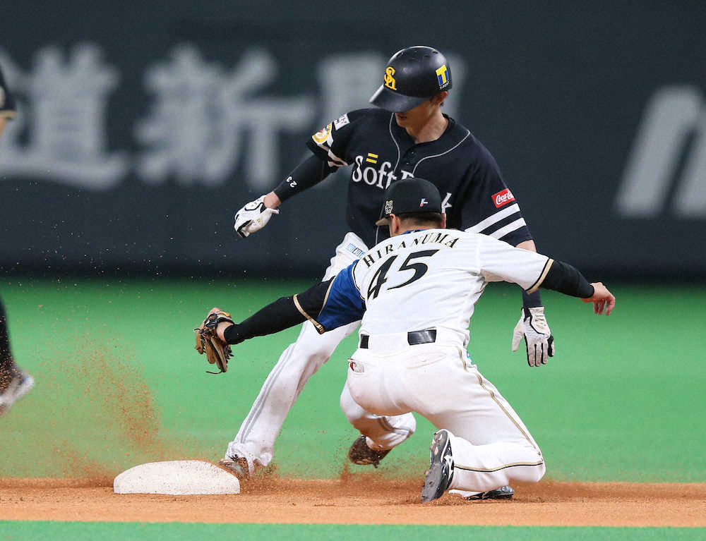 【画像・写真】ソフトバンク・周東が止まらない　「気になる」西川の前で今季40個目の盗塁成功
