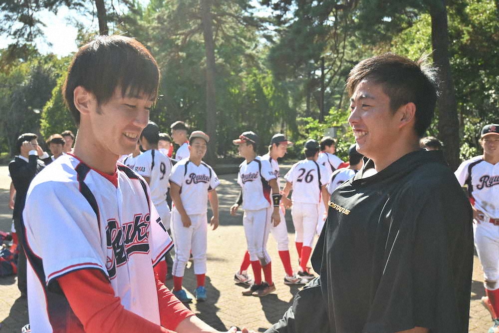 試合後握手をかわす小沢（右）と八野田