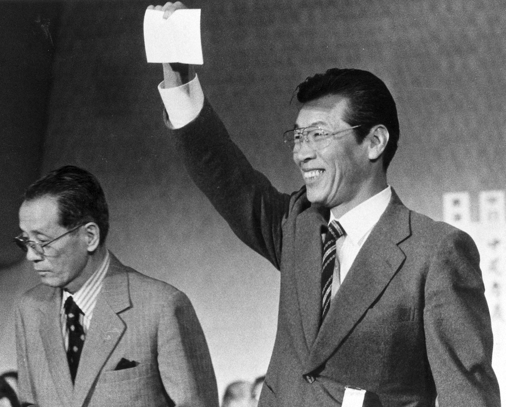 【画像・写真】巨人・原監督　最大6球団競合も近大・佐藤引く！大塚球団副代表、原監督が右手を上げて喜ぶ「夢を見た」