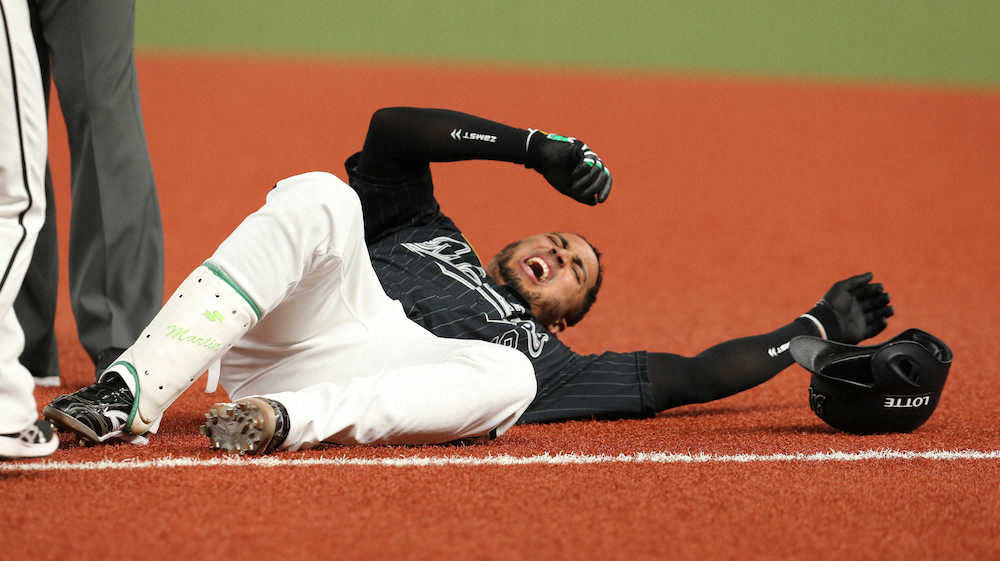 【画像・写真】ロッテ・マーティン　走塁で左足負傷、痛みに顔ゆがめ…背負われベンチへ