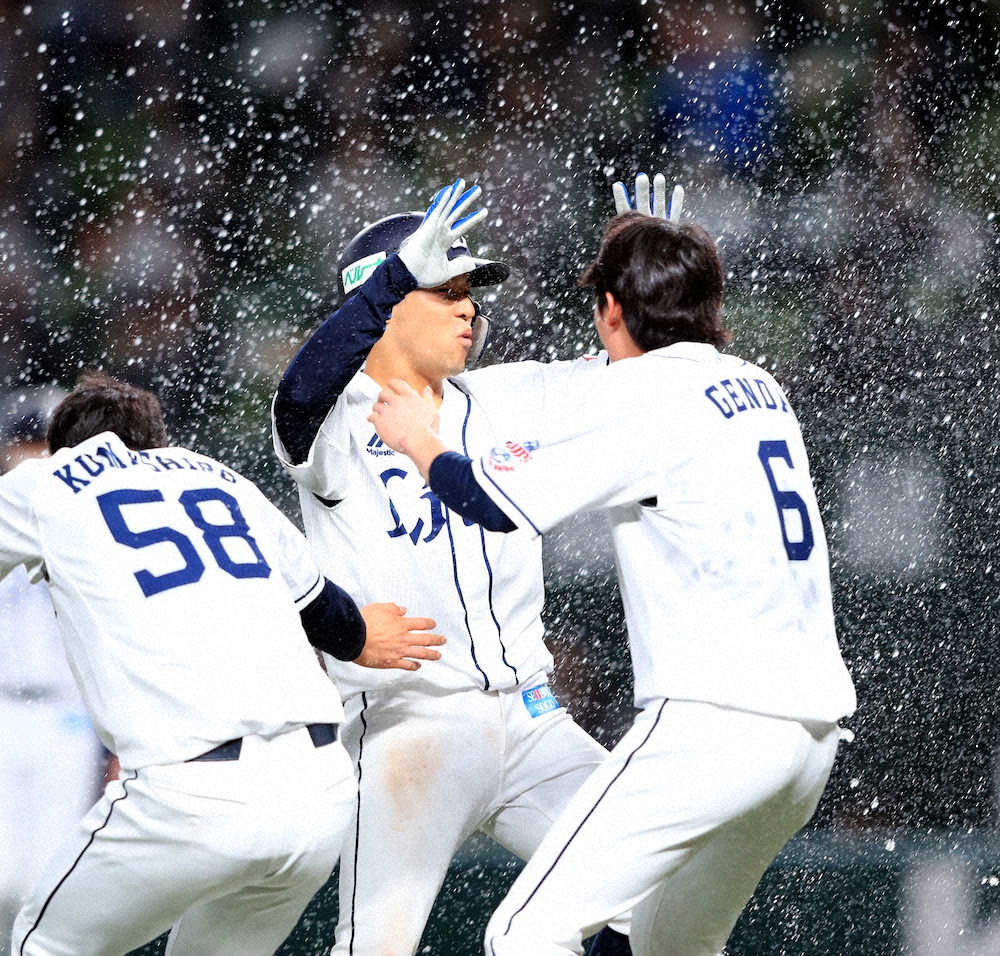 【画像・写真】西武・山野辺がプロ初のサヨナラ打　2夜連続お立ち台に「きょうは自分で決めようと」