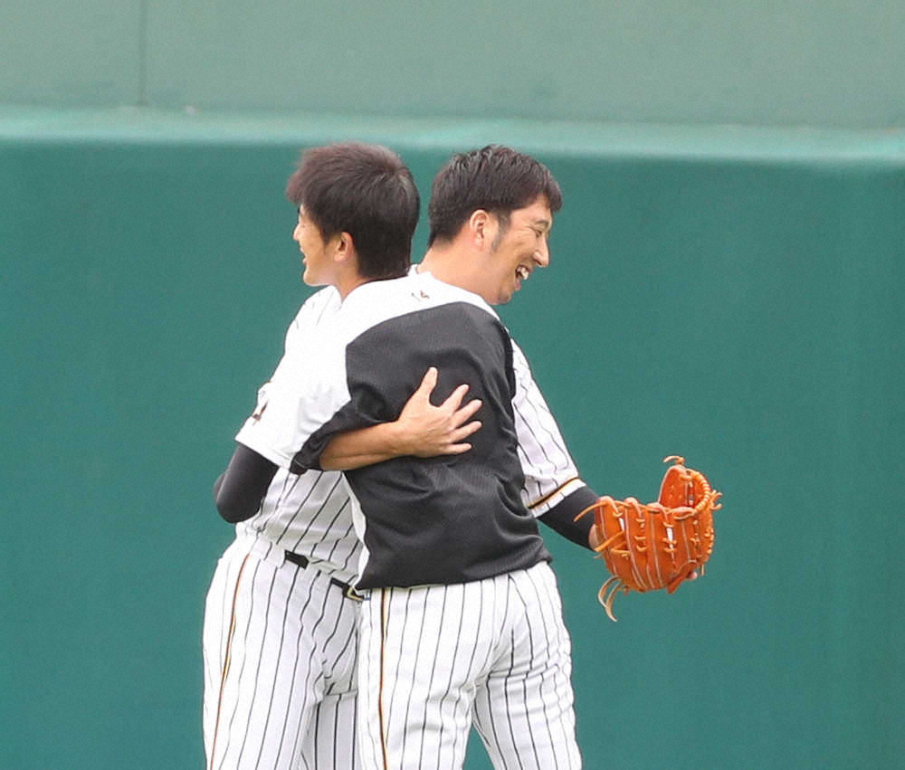 【画像・写真】阪神　能見と藤川がキャッチボール後に“ハグ”　今季限りでタテジマ脱ぐ2人がペアに