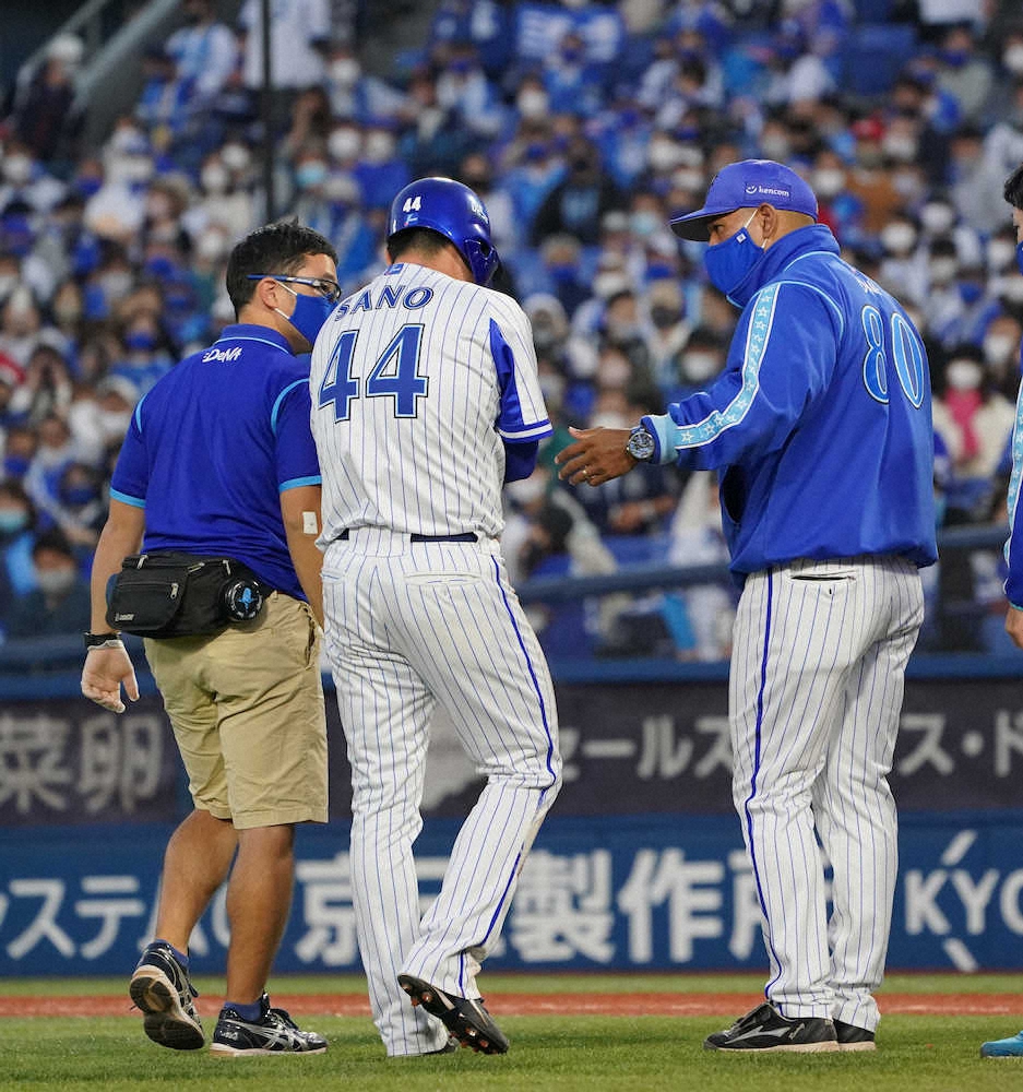 【画像・写真】DeNA・佐野　5戦ぶり4番出場も左肩負傷で交代　ラミ監督「何事もなければいいと祈っている」