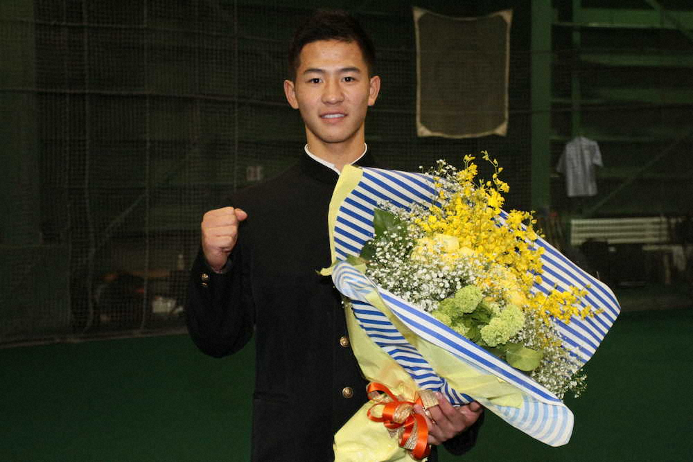 【画像・写真】ヤクルト3位指名の星稜・内山、笑顔で「星3つです」奥川先輩と“共闘”だ