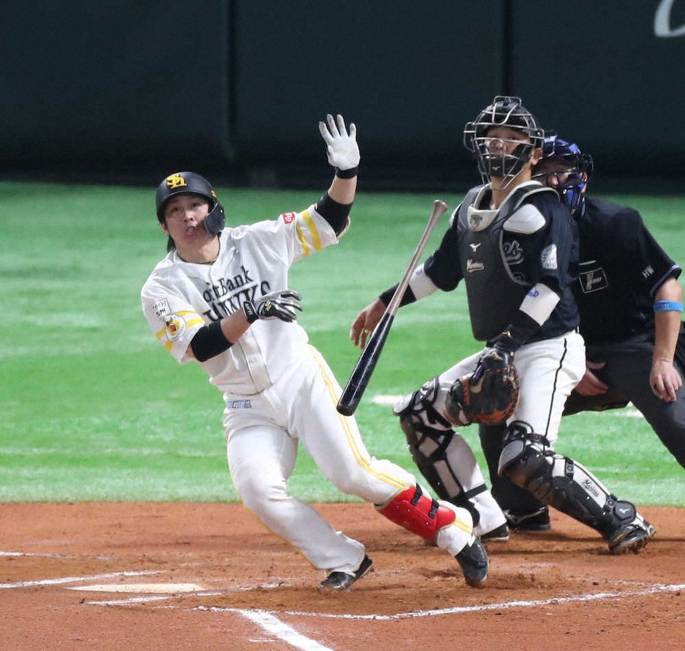 【画像・写真】ソフトB・甲斐　バットで見せたキャノン砲　ノムさん魂でリーグV導いた！