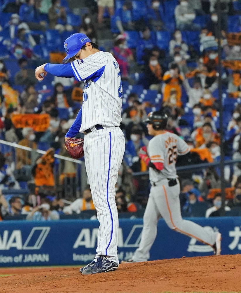 【画像・写真】DeNA・坂本　リード守れず3回4失点で降板、岡本に同点3ラン被弾「中継ぎ陣に申し訳ない」