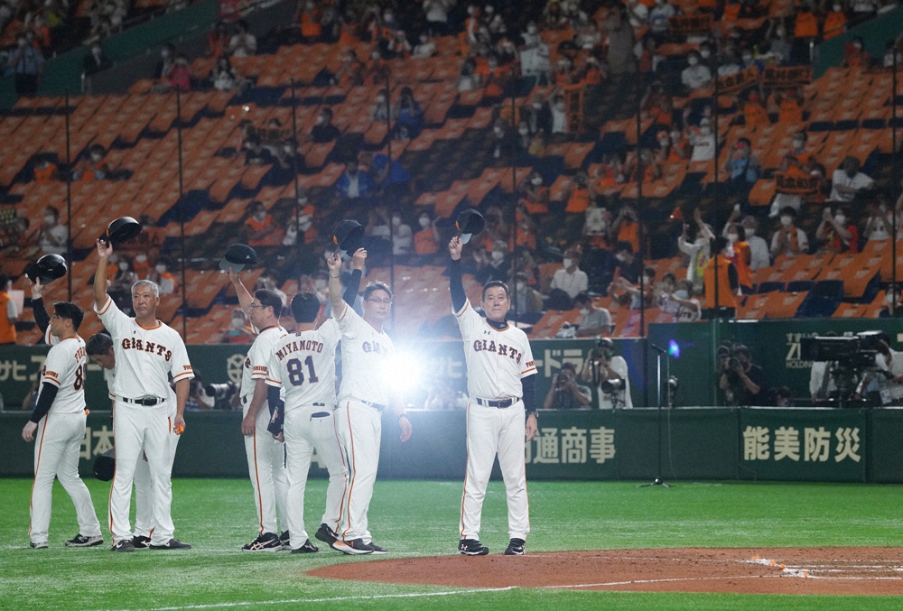 7月28日。東京ドームで今季初めて観客を入れて開催。試合に勝利しファンの温かい拍手に応える原監督ら巨人ナイン