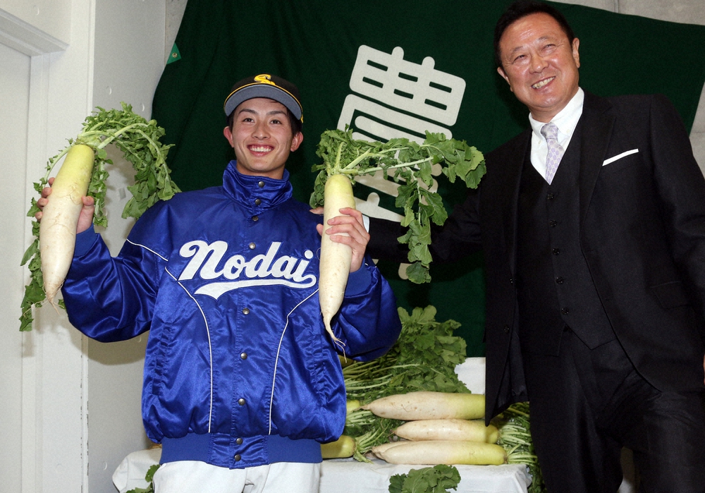 【画像・写真】ソフトB・周東を東農大オホーツクの恩師たちも祝福　樋越勉氏「驚いた」のは二塁から捕逸で一気に生還