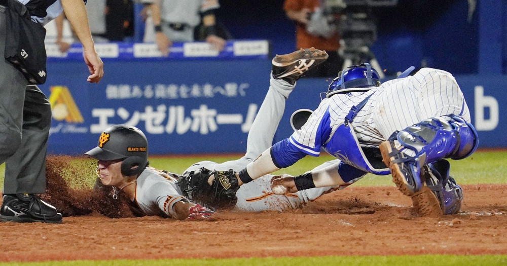 【画像・写真】7月19日DeNA戦の9回2死二塁、丸の二塁内野安打で一気に生還する巨人・増田大