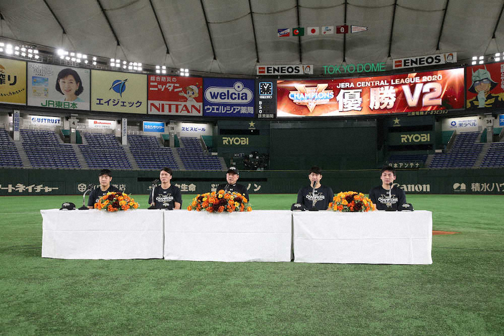 ＜巨・ヤ＞優勝し、グランドで会見する（左から）岡本、坂本、原監督、菅野、丸（撮影・吉田　剛）