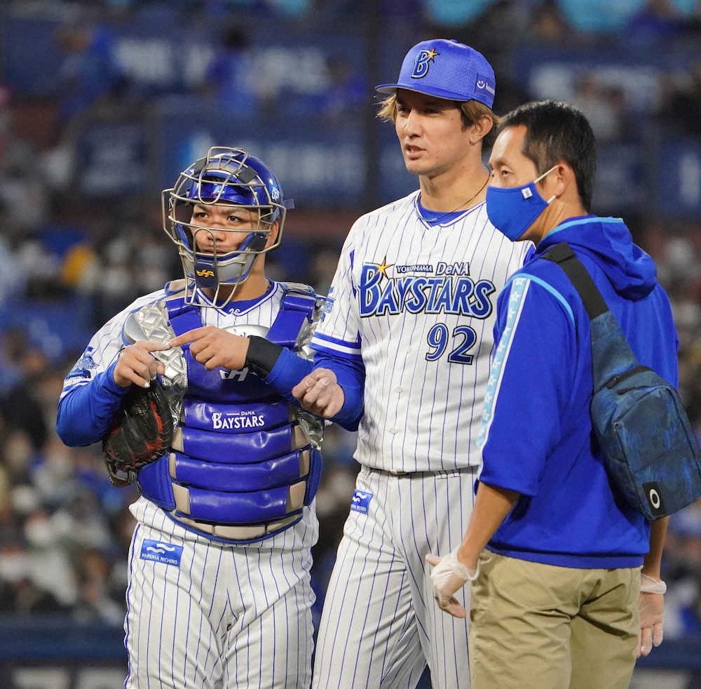 【画像・写真】DeNA国吉にアクシデントか　7回に右手指気にする仕草見せ降板…