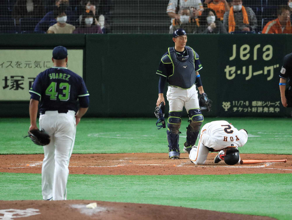 【画像・写真】巨人・陽岱鋼、死球で無念の負傷交代　152キロが左手甲付近に直撃