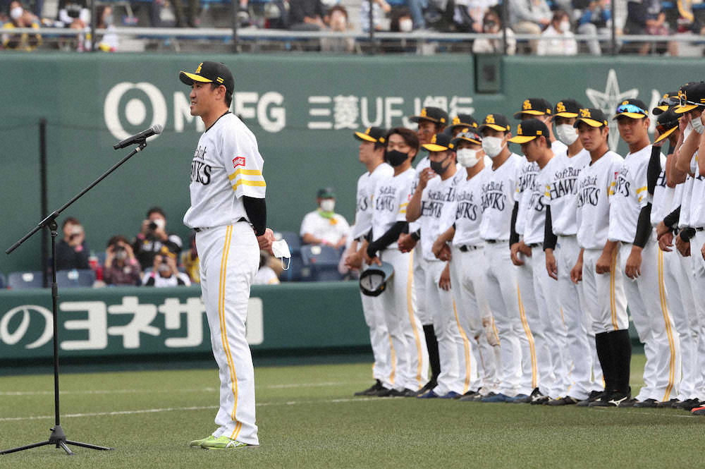 【画像・写真】ソフトバンク・内川　2軍最終戦でファンに別れ「地元九州の球団で最後迎えたいとの思いかなわず」