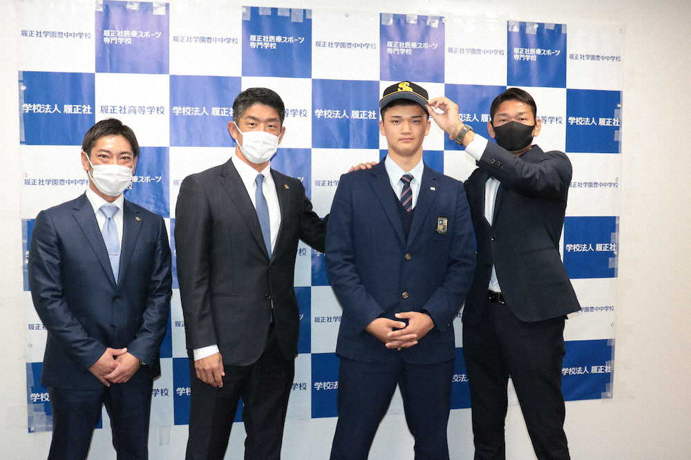 【画像・写真】ソフトバンク　5位指名の履正社・田上にあいさつ、将来像は台湾のレジェンド「160キロ出したい」