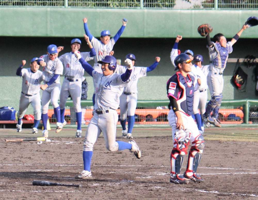 ＜京葉銀行・十八親和銀行＞9回1死から村岡の右中間への二塁打で二塁走者・小野田が両手を挙げてサヨナラのホームイン