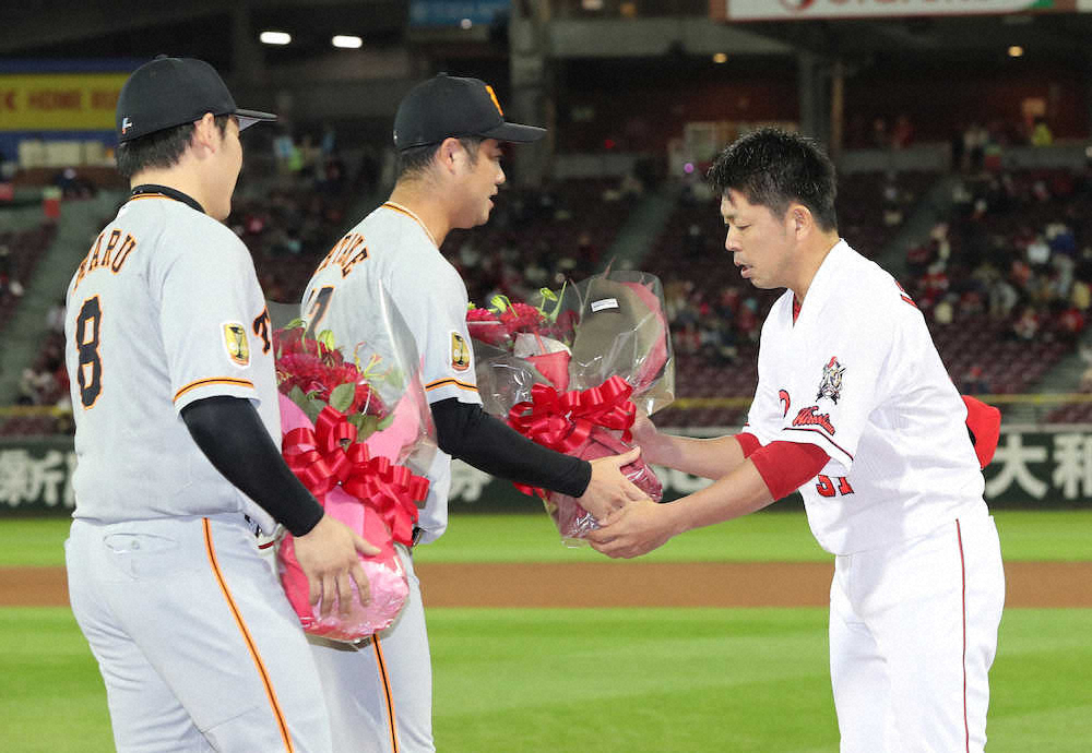 【画像・写真】今季限りで引退…広島・石原慶に元同僚の巨人・大竹＆丸が感謝の花束贈呈　スタンドほっこり