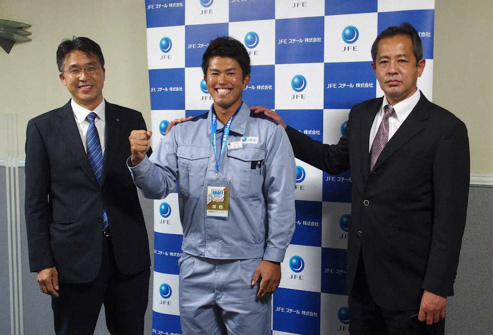 大渕スカウト部長（左）、高橋スカウト（右）から指名あいさつを受けた日本ハムドラフト6位のJFE東日本・今川