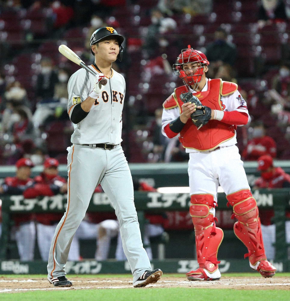 【画像・写真】巨人・坂本　あと3本で足踏み、6打席音なし　盟友・長野はエール「3000本までケガなく頑張って」