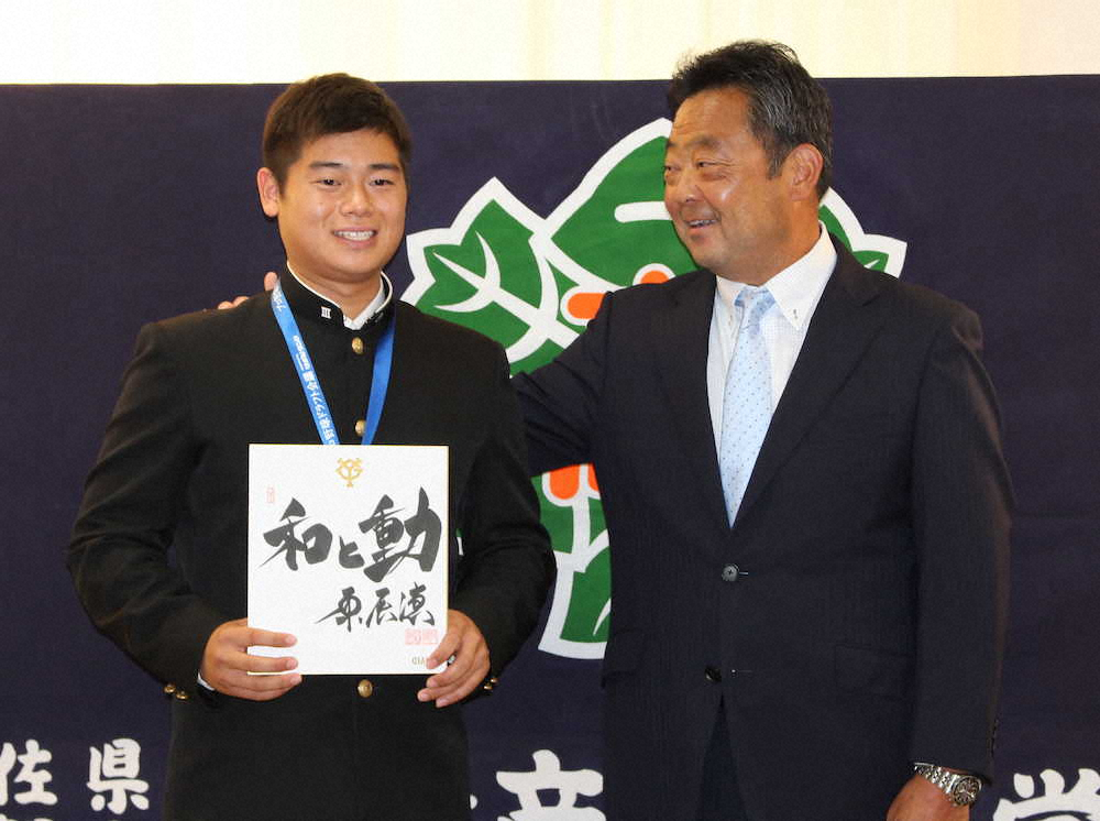 巨人の育成6位で指名された唐津商・坂本勇人は球団の武田康チーフスカウトのあいさつを受ける