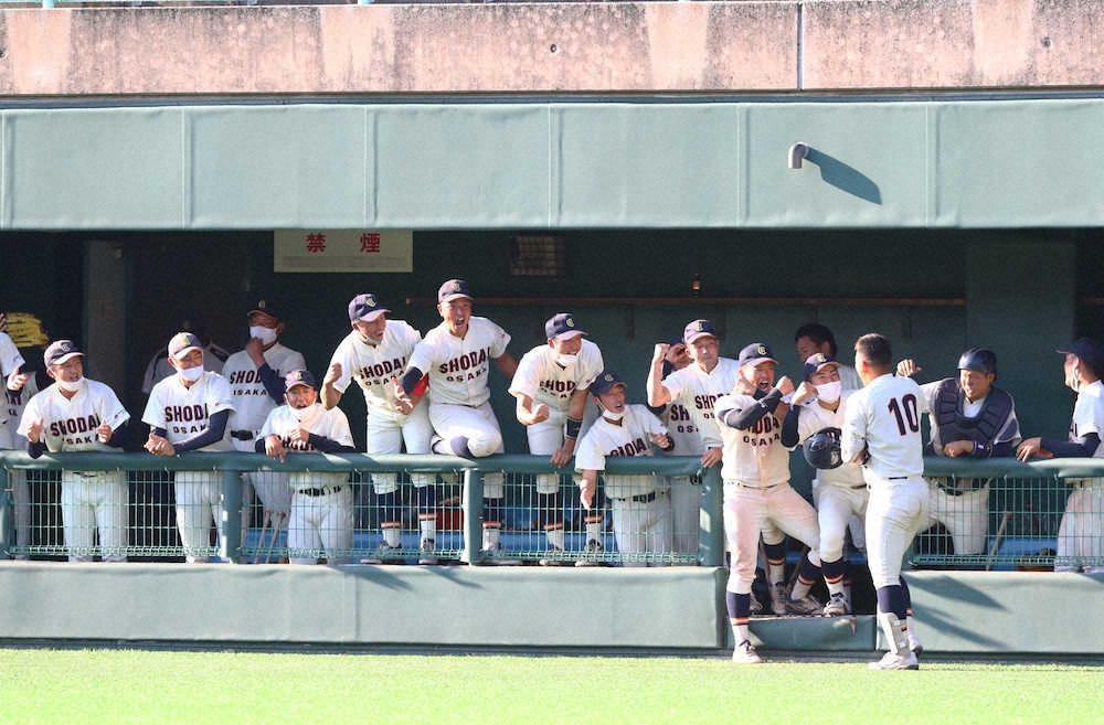 【画像・写真】大商大・福元が一発　近大・佐藤に負けないパワーみせる