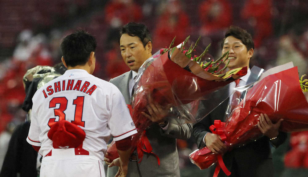 【画像・写真】広島・石原慶　引退セレモニーで感謝「カープファンは日本一」　花束贈呈の会沢が涙浮かべる
