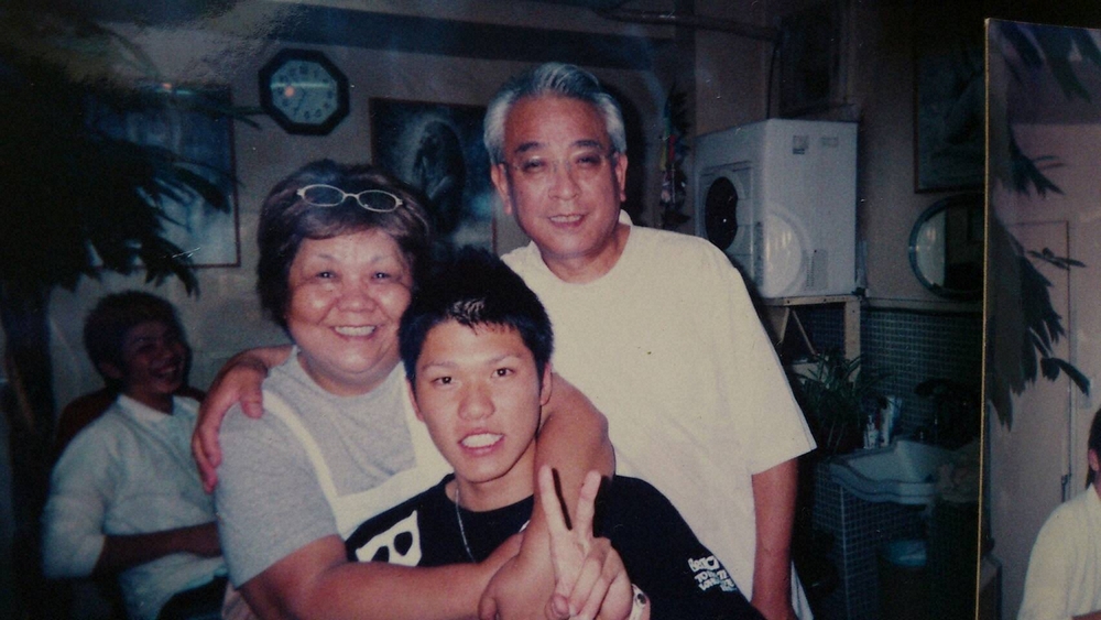巨人・坂本が高校３年のときに尼崎市の「理容マロ」を営む芹川敏恵さん（左）と寛行さん（右）と撮った写真
