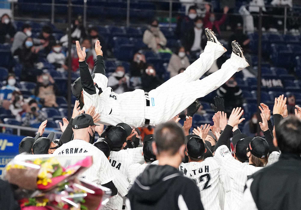 【画像・写真】ロッテ・細川　有終フルスイング「意外と球が見えた」　試合後に胴上げも