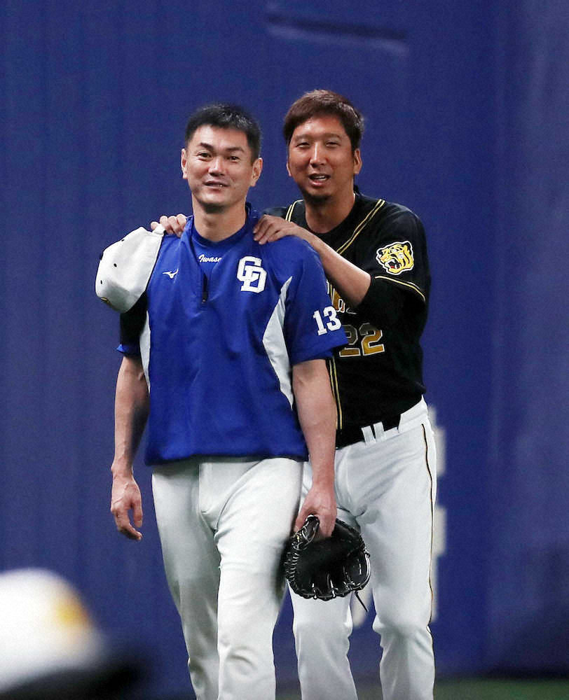 18年10月、引退試合を迎える岩瀬仁紀投手（左）の肩を揉む藤川球児投手