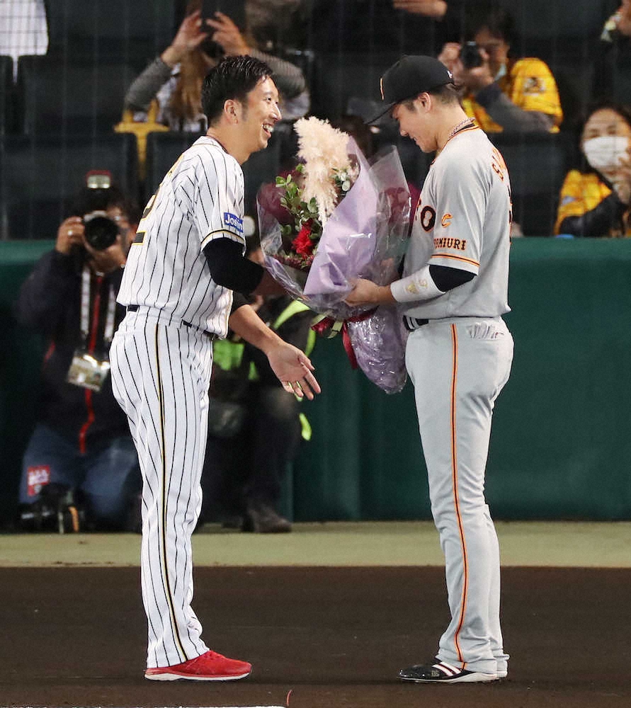 【画像・写真】阪神・球児の引退試合　長男が始球式を務める