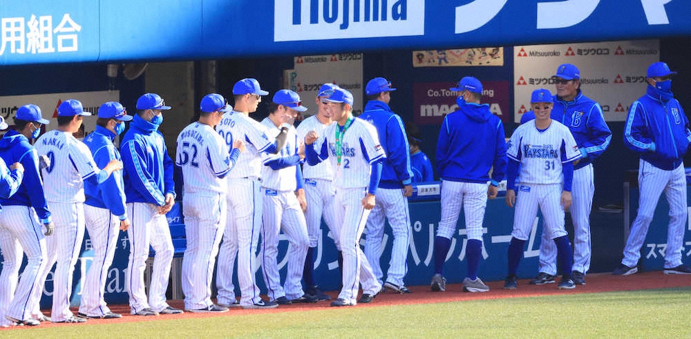 【画像・写真】DeNAロペス　NPB通算1000安打表彰も不在のため「代理」山本祐大が背番号2で登場